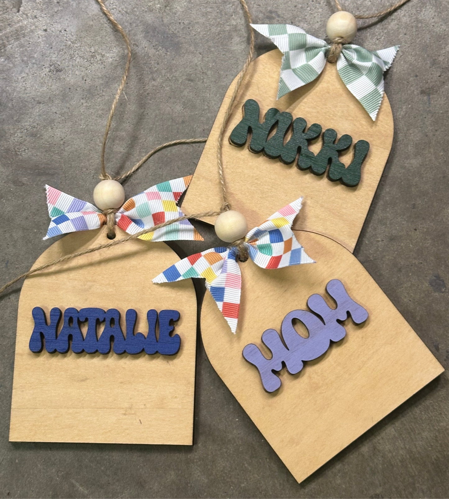 Retro name ornament w/ checkered bows